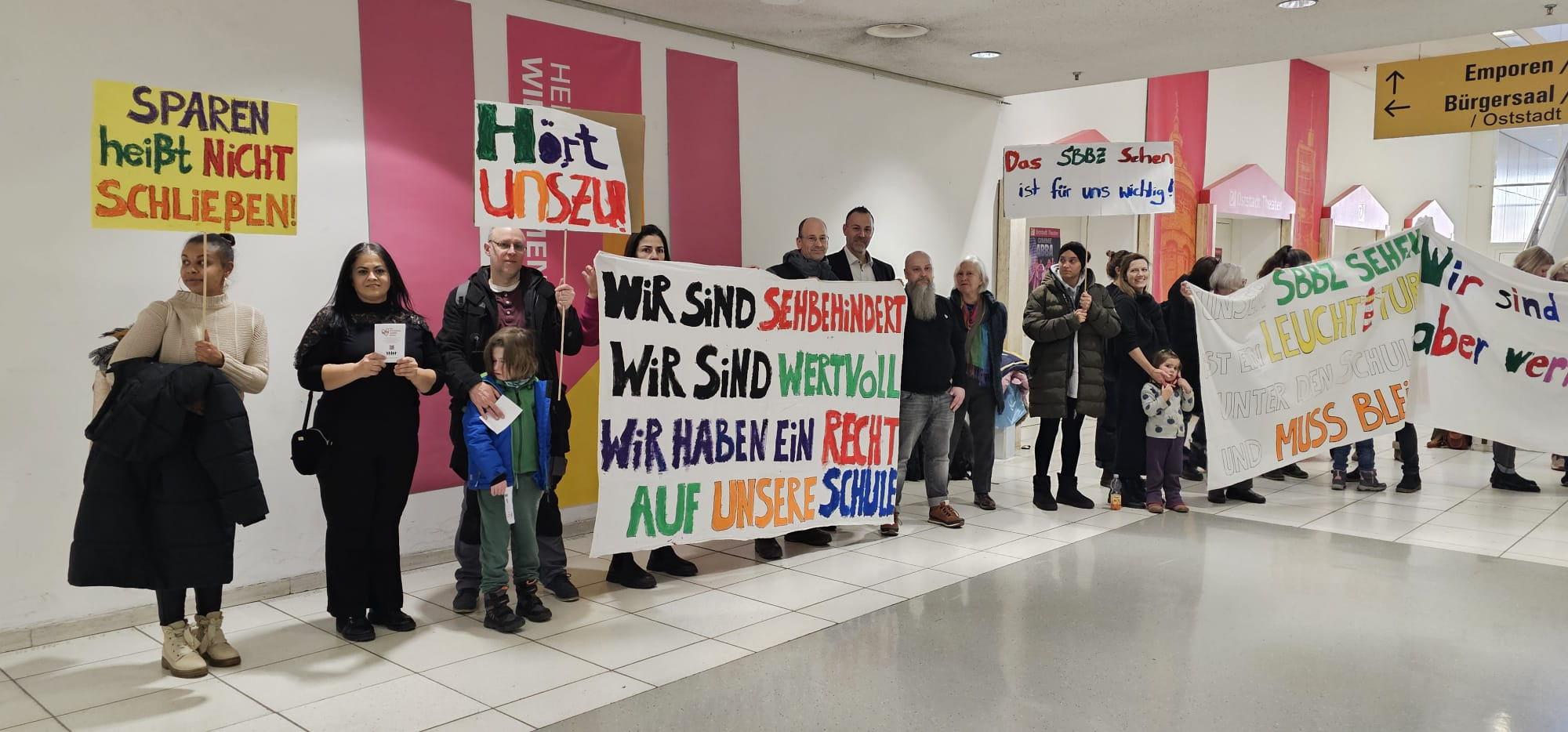 Demonstration im Stadthaus gegen die Schließung der Albrecht-Dürer-Schule